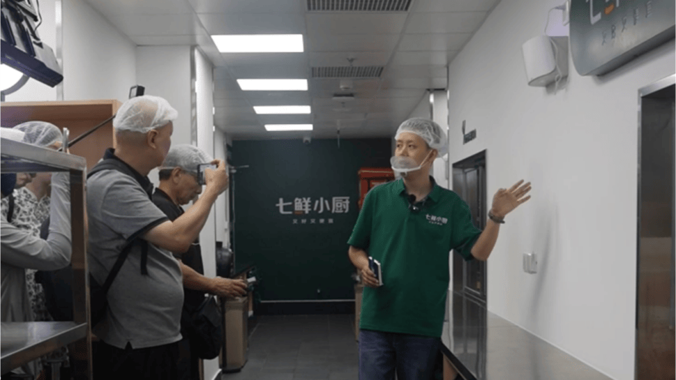 经济热力站｜实地走访首家七鲜小厨：现炒现做不卖预制菜，“标配”24小时后厨直播