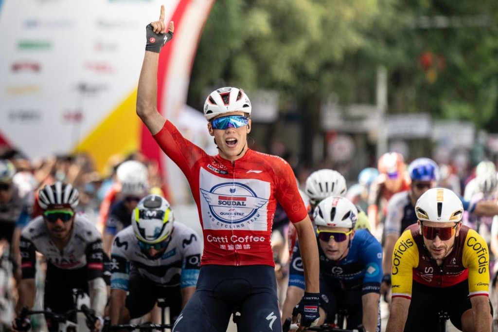 马尼耶上演环广西“三连庄”，爱上共享电单车安利家人游广西